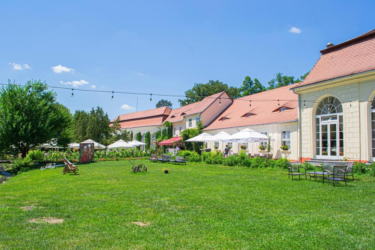Vila Rozalia Garden Gate Авриг Экстерьер фото