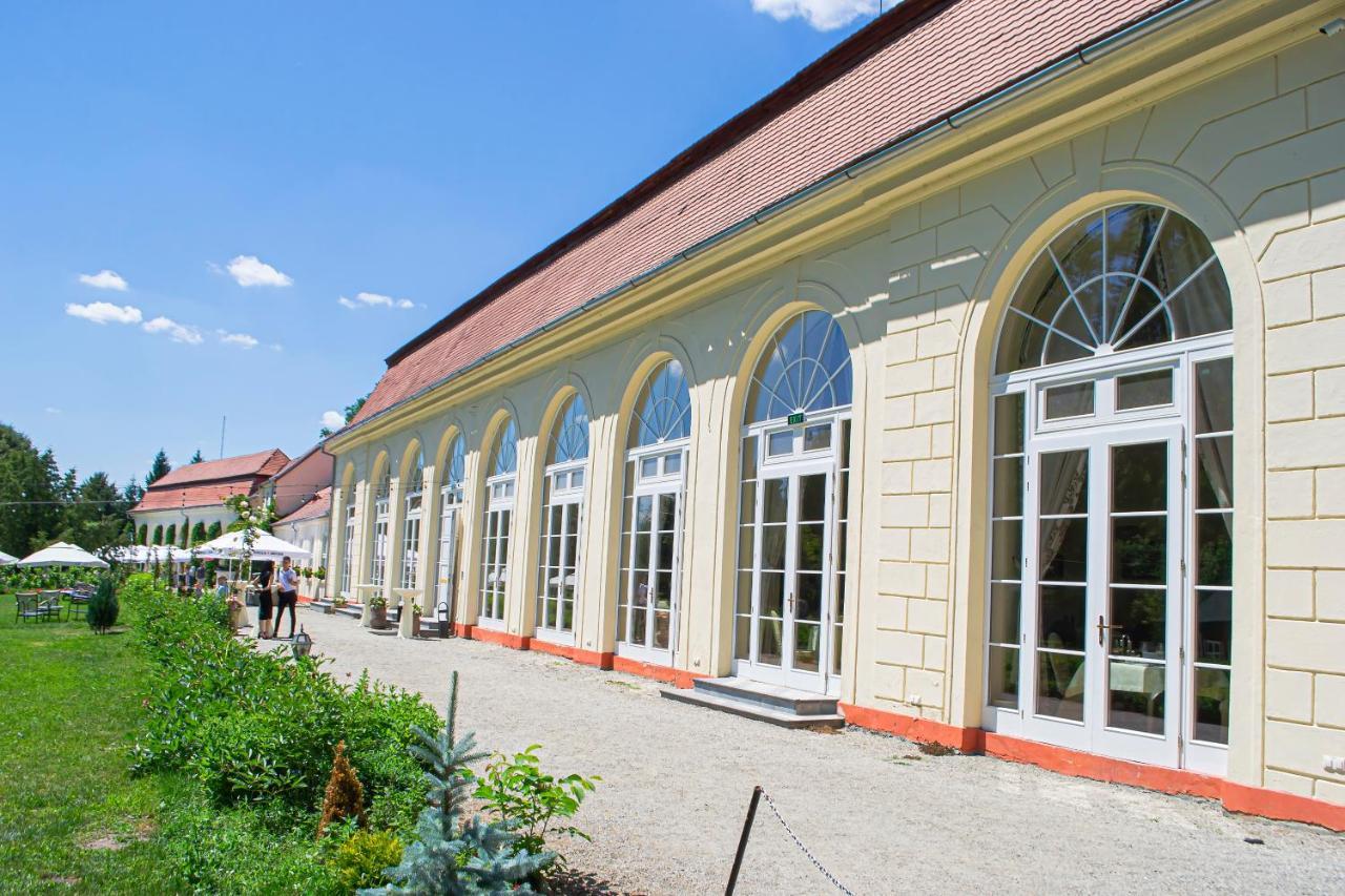 Vila Rozalia Garden Gate Авриг Экстерьер фото