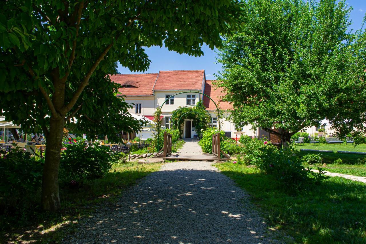 Vila Rozalia Garden Gate Авриг Экстерьер фото
