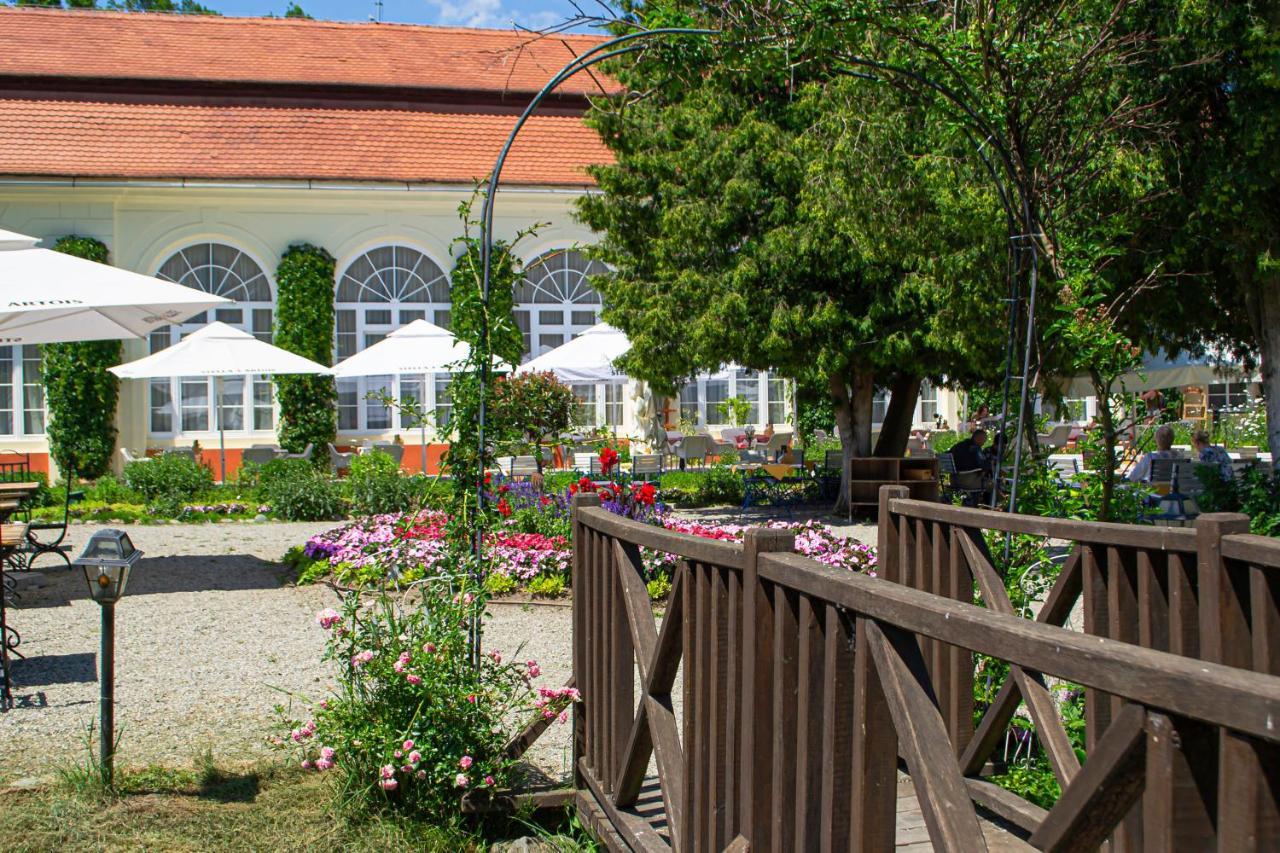 Vila Rozalia Garden Gate Авриг Экстерьер фото