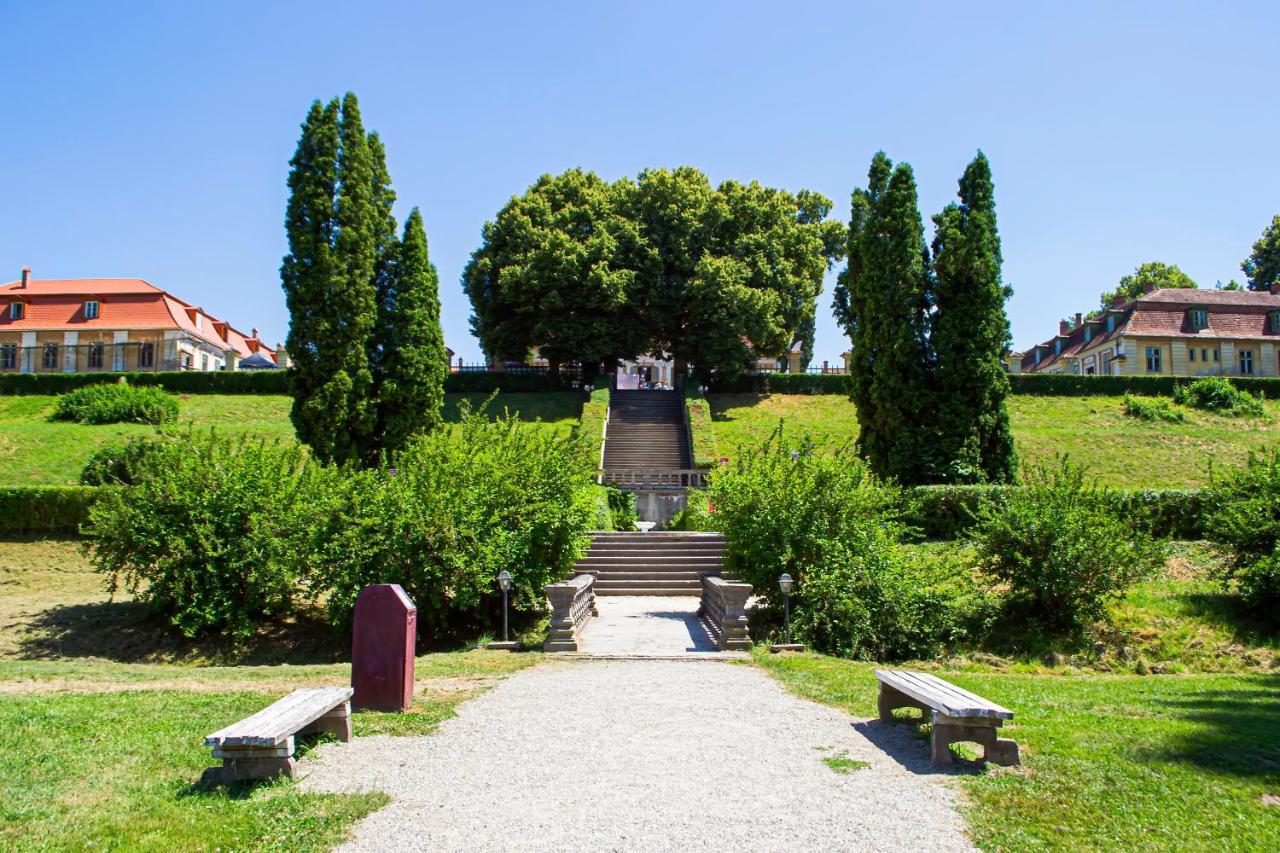 Vila Rozalia Garden Gate Авриг Экстерьер фото