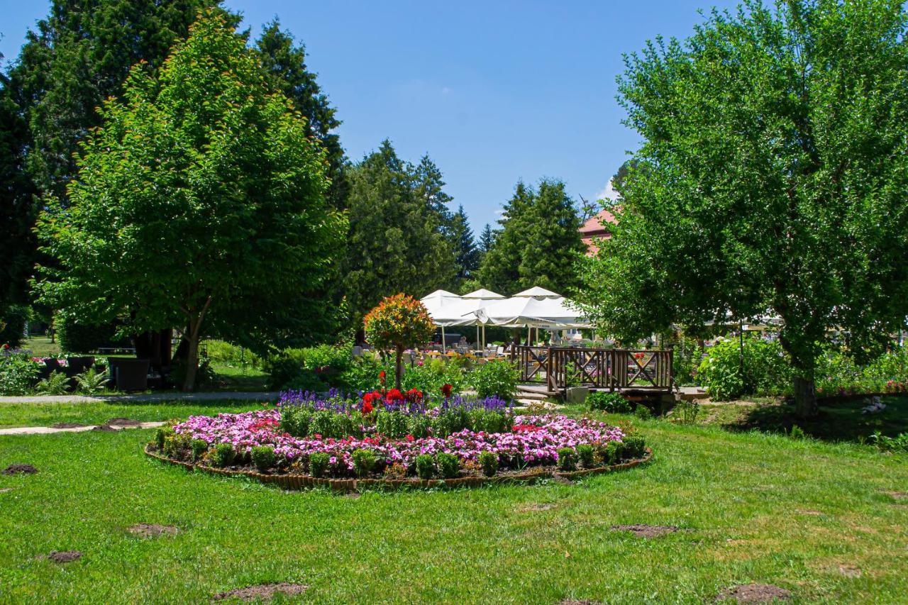 Vila Rozalia Garden Gate Авриг Экстерьер фото