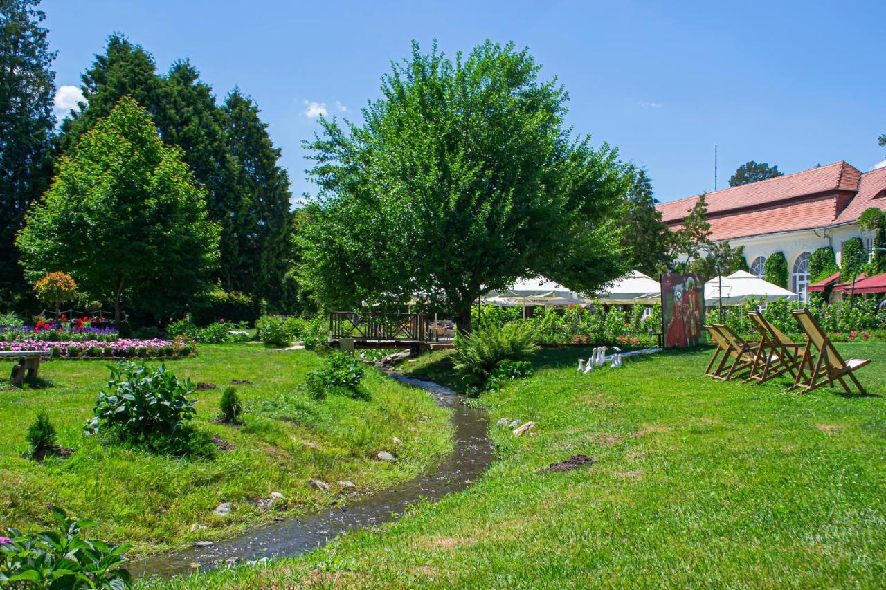 Vila Rozalia Garden Gate Авриг Экстерьер фото